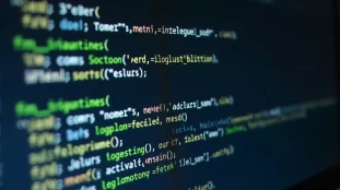 Éditeur LaTeX affichant des blocs de group comment avec des lignes commentées en gris sur écran d'ordinateur